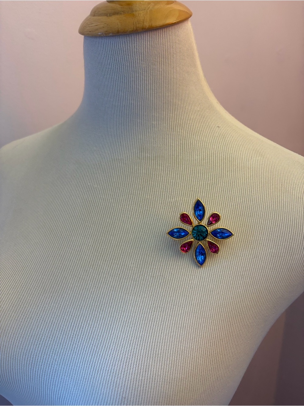 Large Brooch - Picture 2 of 6